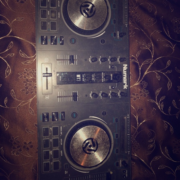 Numark Turntables - Picture 1 of 1